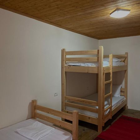 Teo'S Guest House Μπεράτ Εξωτερικό φωτογραφία