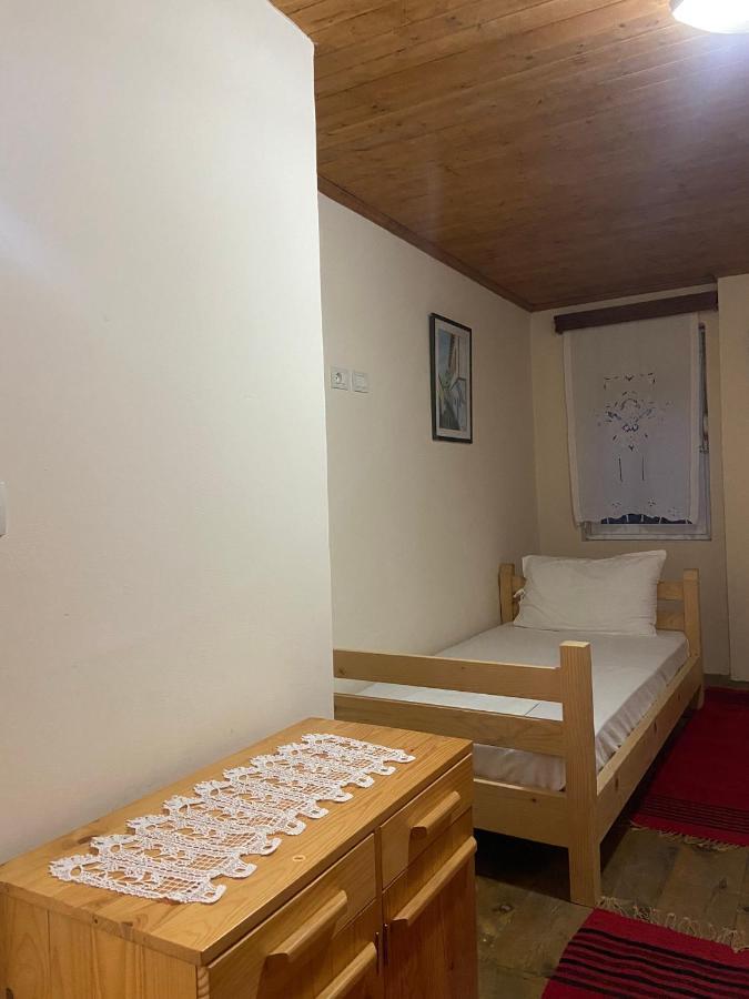 Teo'S Guest House Μπεράτ Εξωτερικό φωτογραφία